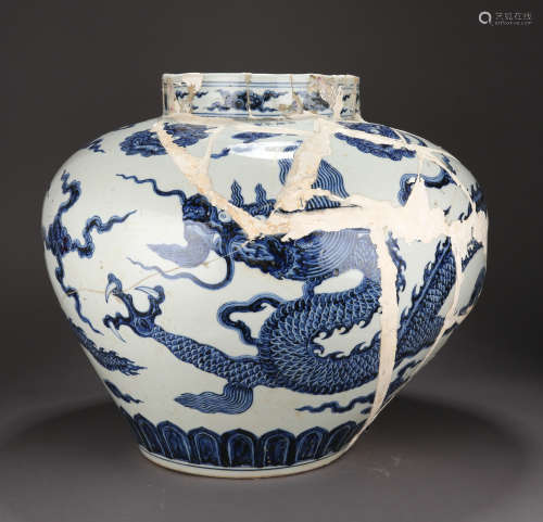 A HUGE ANCIENT CHINESE BLUE AND WHITE PORCELAIN POT