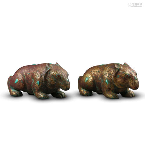 A PAIR OF CHINESE BRONZE BEAR INLAID WITH GOLD