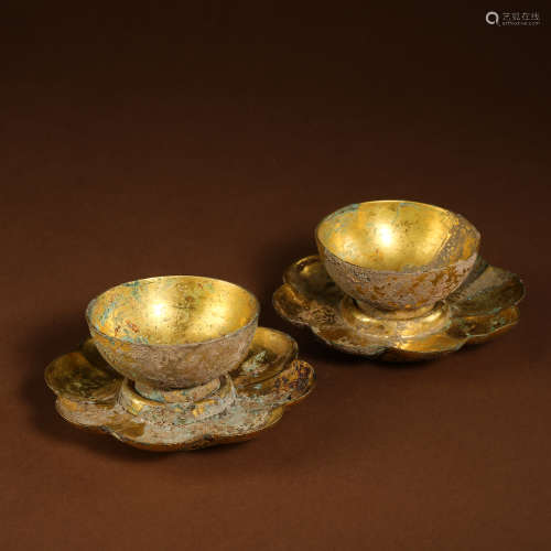 A PAIR OF ANCIENT CHINESE GILT BRONZE BOWLS AND PLATES
