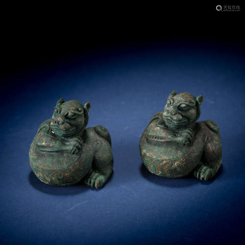 A PAIR OF ANCIENT CHINESE BRONZE  BEASTS