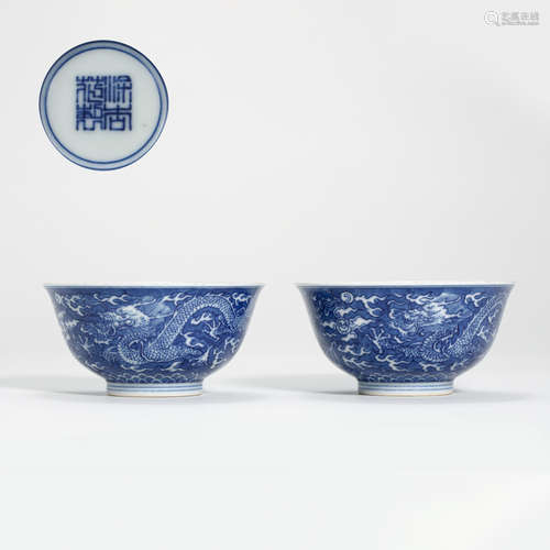 A PAIR OF ANCIENT CHINESE BLUE AND WHITE PORCELAIN CUPS