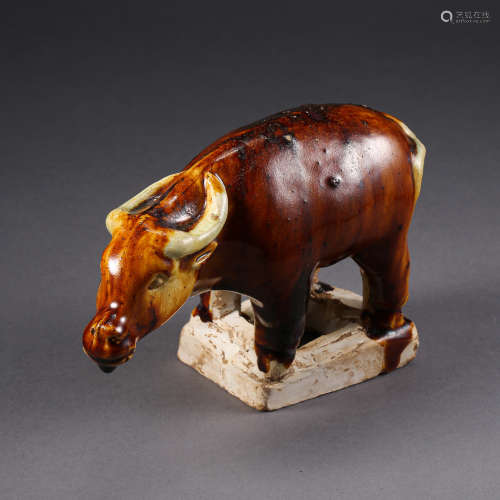 ANCIENT CHINESE TRI-COLORED PORCELAIN COW