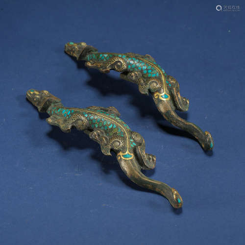 A PAIR OF ANCIENT CHINESE CARVED DRAGON BELT HOOKS INLAID WITH GOLD AND TURQUOISE