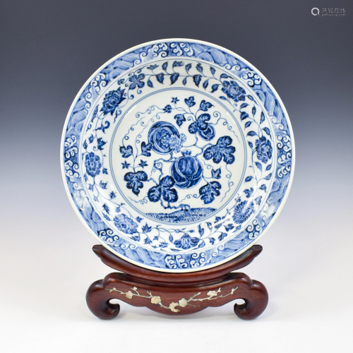 MING BLUE & WHITE GRAPE MOTIF PLATE