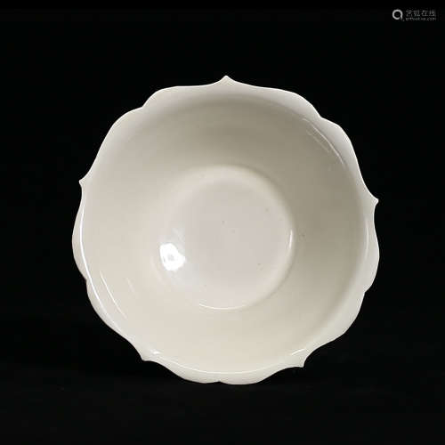 Xing Kiln Flower Mouth Bowl in White Glaze