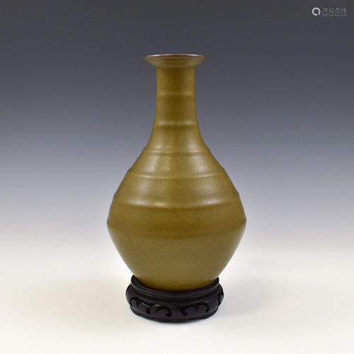 QIANLONG TEA DUST GLAZED REWARD VASE