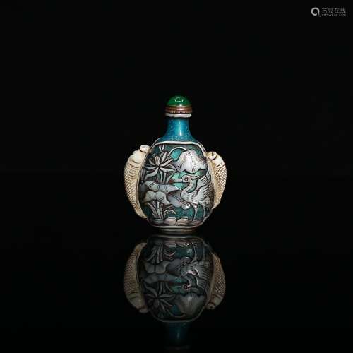 Double Layered Snuff Bottle with Two Fishes