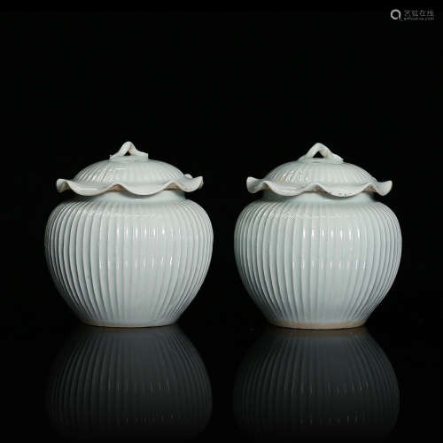 Hu Tian Kiln Pair Jar with Lotus Leaf Pattern in Cyan White Glaze