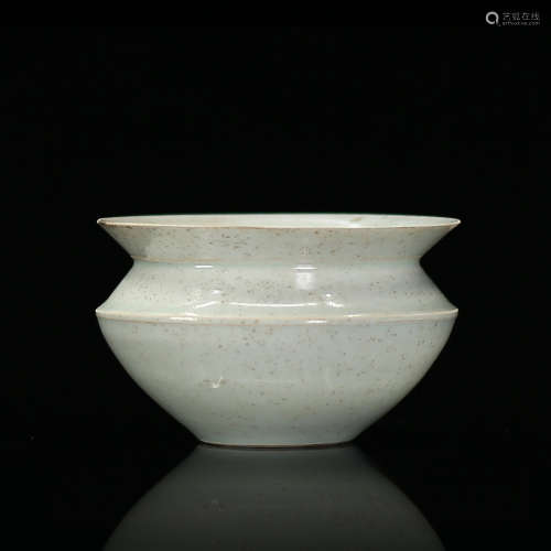 Hu Tian Kiln Water Bowl with Lips in Cyan White Glaze