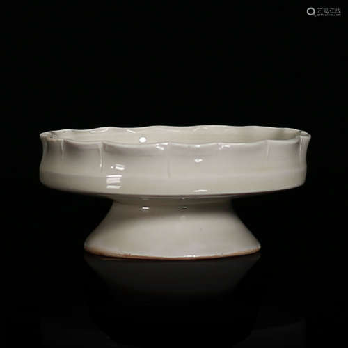 Ding Kiln Flower Mouthed Plate with Tall Feet Duck Pattern in White Glaze