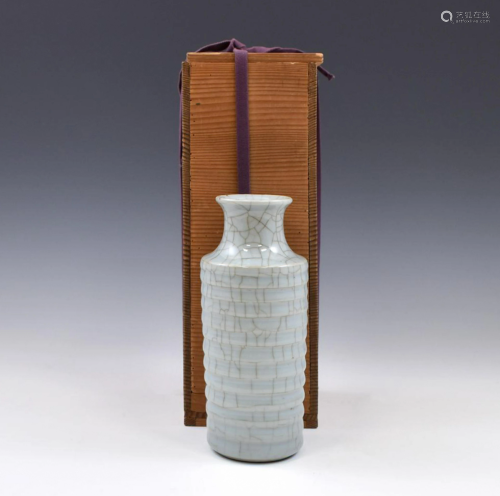 YONGZHENG GE TYPE VASE IN WOODEN BOX