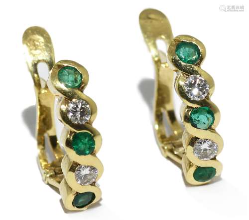 Pendientes media criolla con esmeraldas y diamantes.