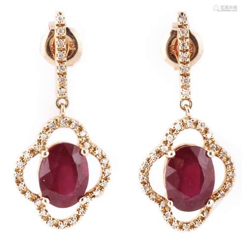 Pendientes en oro rosa de 18k y 62 diamantes.