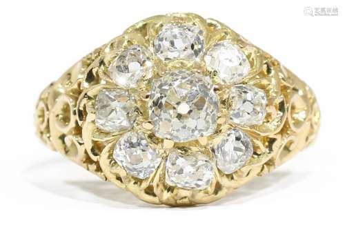 Sortija con diamantes talla antigua, en oro amarillo 18k.