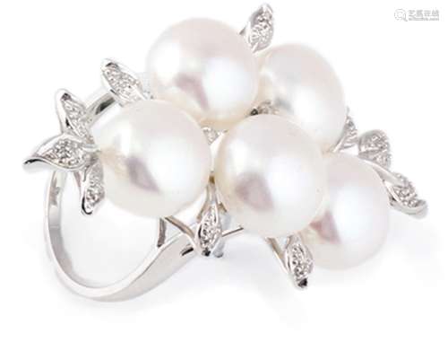 Anillo en oro blanco de 18k con perlas y 14 diamantes.