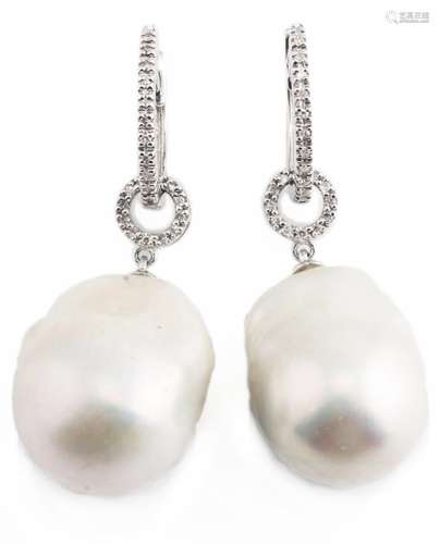 Pendientes de oro blanco de 18k, con perla barroca blanca y diamantes