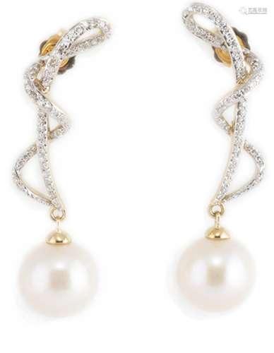 Pendientes largos con perlas en oro amarillo de 18k y diamantes.