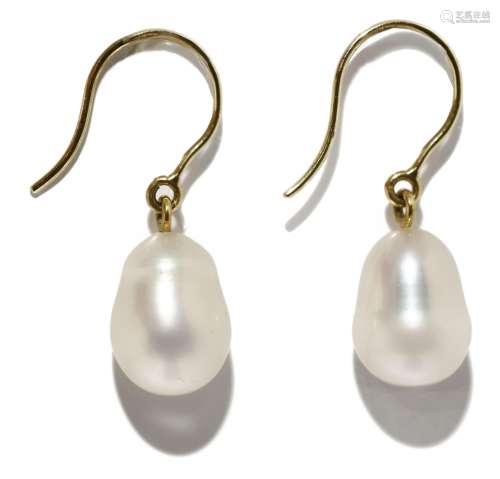 Pendientes con una pareja de perlas blancas.