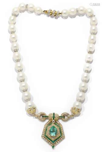 Collar de perlas australianas y colgante de oro amarillo de 18k con diamantes y esmeraldas