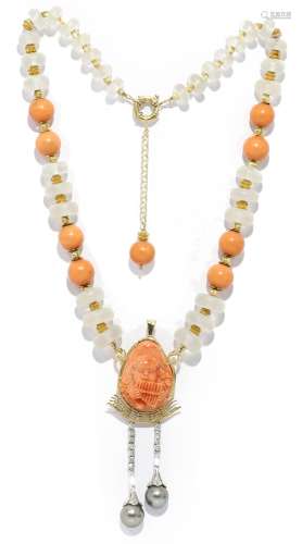 Collar de oro amarillo de 18k, cristal de roca, coral, perlas y diamantes.