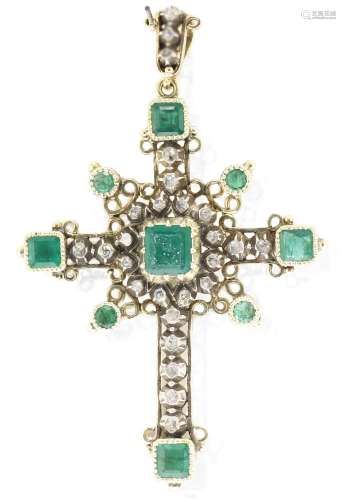 Cruz de oro amarillo de 18k, con diamantes y esmeraldas, s.XIX