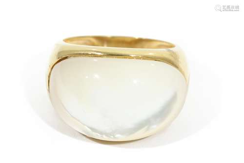 Anillo de nácar natural en oro amarillo de 18k.