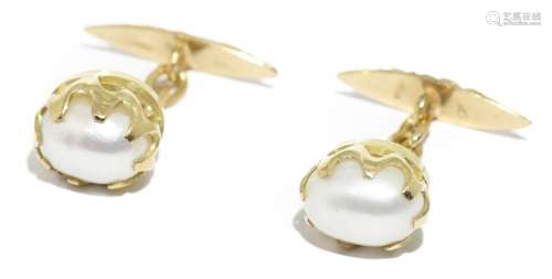 Gemelos con perlas blancas con forma de oval.