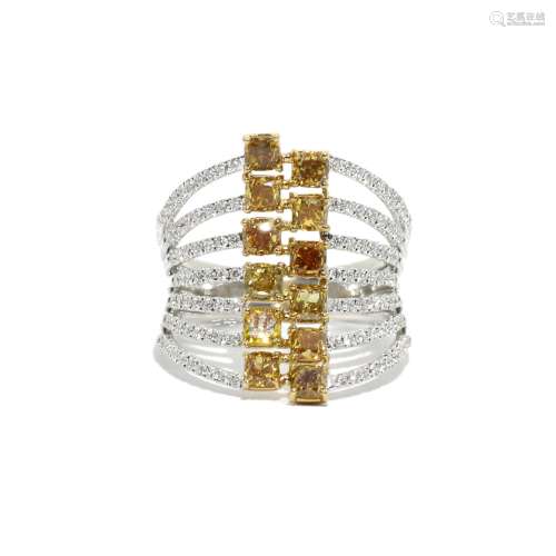 Anillo en oro blanco de 18k con diamantes fancy.