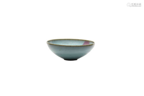 Gran cuenco de cerámica esmaltada, estilo Junyao, azul y pincelada púrpura.