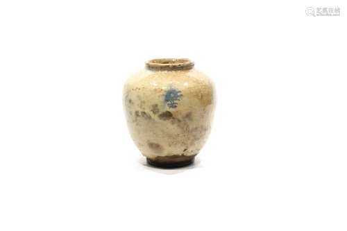 Vasija de cerámica esmaltada en blanco siguiendo modelos de la dinastía Song, China.