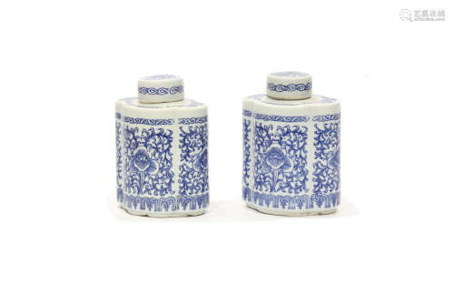 Pareja de botellas de cerámica china azul y blanco, s.XX