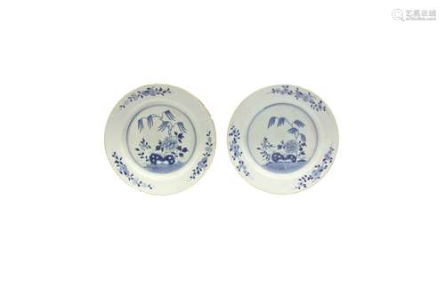 Pareja de platos Compañía de Indias en porcelana azul y blanco, s.XIX