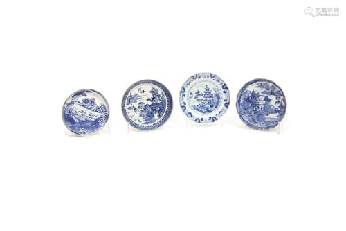 Lote de cuatro platos de porcelana Compañía de Indias, azul y blanco, con paisajes centrales, s.XIX