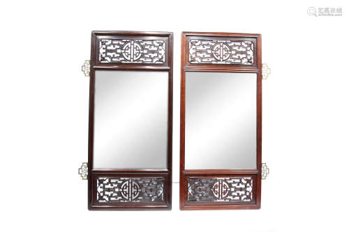 Pareja de espejos de madera tallada, China, s.XX.