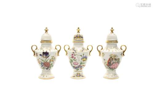 Lote de tres jarrones con tapa de porcelana europea, s.XX