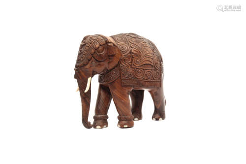 Talla de madera con forma de elefante.