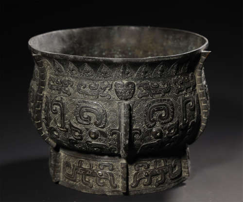 A Bronze Ritual Mythical Beast Food Vessel W/Cover