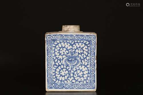 Qing,Blue and white flower bottle