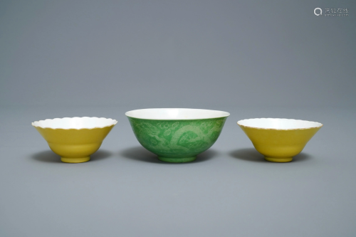 A pair of Chinese monochrome yellow bowls and a