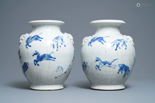 A pair of Chinese blue and white Nanking crackle-g…