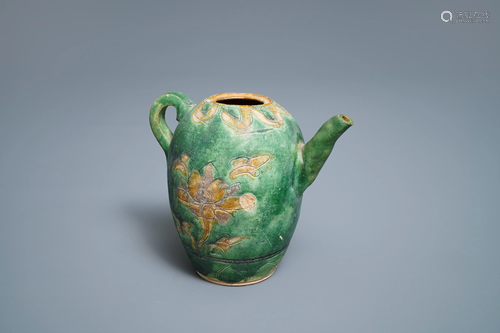 A Chinese sancai-glazed ewer with incised des…