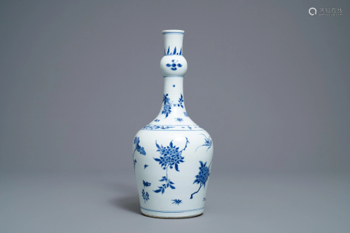 A Chinese blue and white garlic-neck bottle vase,