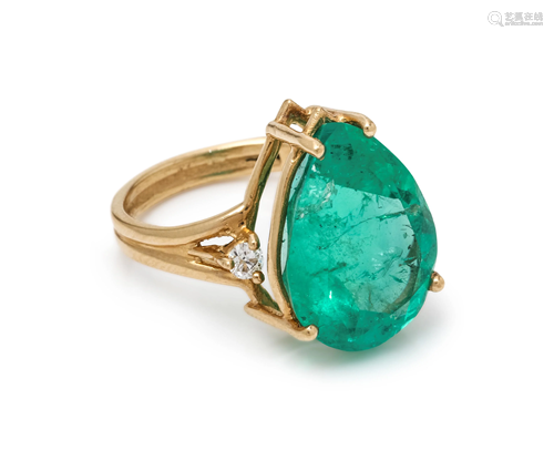 EMERALD AND DIAMOND RING