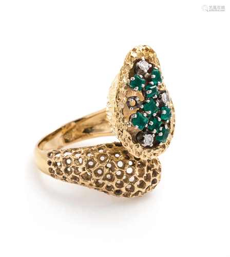 YELLOW GOLD, EMERALD AND DIAMOND RING