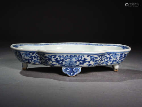 A  BLUE  AND  WHITE  FLOWER  PLATE OF  “FU  SHOU ”IN  QING  QIANLONG