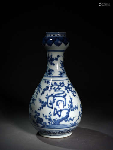 A BLUE  AND  WHITE  FLOWER  VASE IN MING WANLI