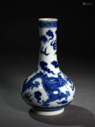 A BLUE  AND  WHITE BOTTLE WITH DRAGON  PATTERNS IN  QING  QIANLONG