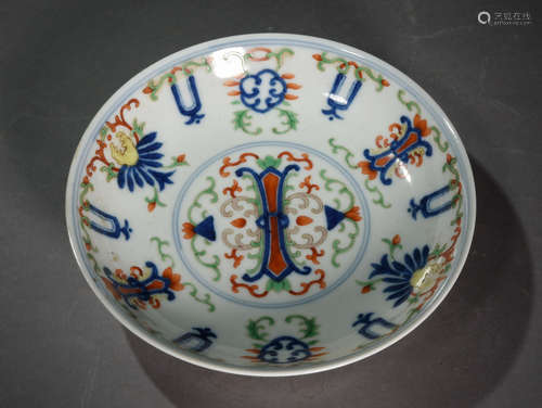 A BLUE  AND  WHITE COLOURED PLATE  WITH HONEYSUCKLIE  PATTERN IN  QING  YONGZHENG