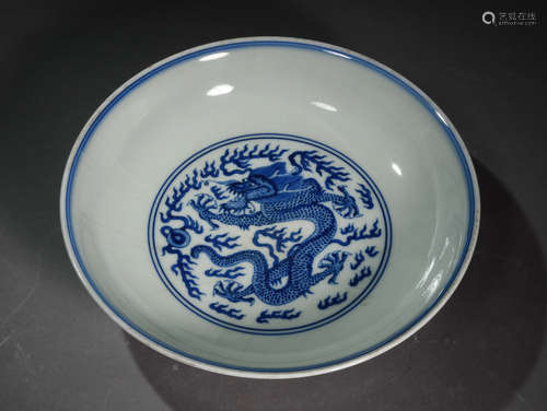 A  BLUE  AND  WHITE PLATE  PAINTED WITH  GRAGON  PATTERNS  IN  QING  GUANGXU