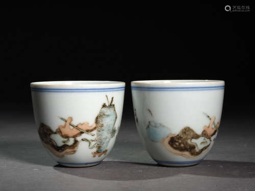 A PAIR  OF LIGHT  COLORED CUPS THAT WON'T FALL  IN  THE LATE QING DYNASTY